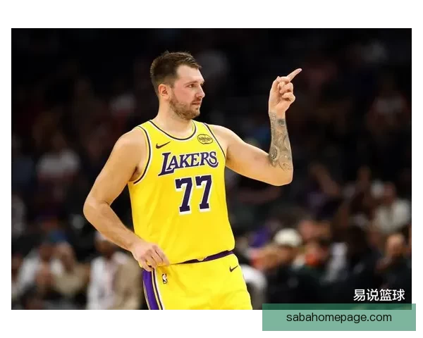 里夫斯谈客场之旅东契奇表现亮眼 布朗尼每天进步不走捷径